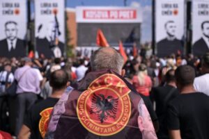 Protestuesit në sheshin "Skënderbeu" në Prishtinë kundër vendimit të Gjykatës Speciale në Hagë