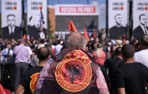 Protestuesit në sheshin "Skënderbeu" në Prishtinë kundër vendimit të Gjykatës Speciale në Hagë
