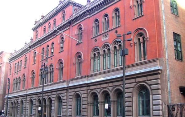 The Public Theater në New York, ku sonte hapet «How Shakespeare Saved My Life» — foto: Beyond My Ken, CC BY-SA 4.0, Wikimedia Commons