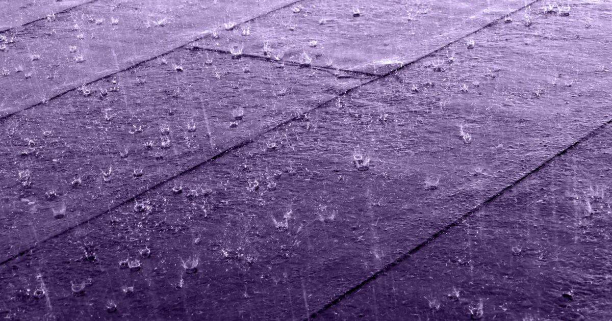 Skenë koncerti artistike me nuancë vjollcë për muzikalin «Purple Rain» në Broadway