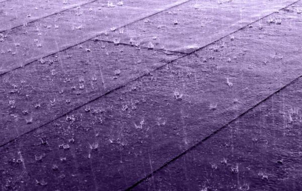 Skenë koncerti artistike me nuancë vjollcë për muzikalin «Purple Rain» në Broadway