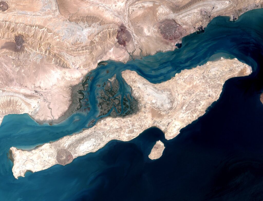 SHBA godet një lëshues raketash në ishullin Qeshm pas të shtënave iraniane ndaj një avioni  raportohen edhe goditje në bazën detare të Jaskut