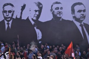 Tifoz me pankarta për katër ish-liderët e UÇK-së, pas vendimit të Dhomave të Specializuara në Hagë, që dënoi Hashim Thaçin me 25 vjet burg, Jakup Krasniqin dhe Kadri Veselin me 18 vjet, si dhe Rexhep Selimin me 13 vjet.