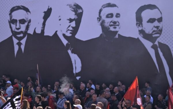 Tifoz me pankarta për katër ish-liderët e UÇK-së, pas vendimit të Dhomave të Specializuara në Hagë, që dënoi Hashim Thaçin me 25 vjet burg, Jakup Krasniqin dhe Kadri Veselin me 18 vjet, si dhe Rexhep Selimin me 13 vjet.
