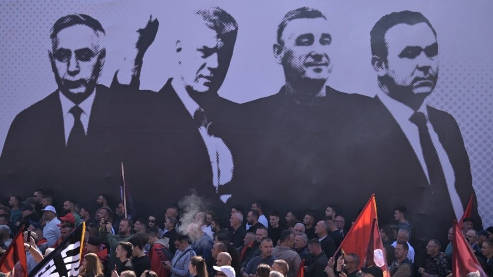 Tifoz me pankarta për katër ish-liderët e UÇK-së, pas vendimit të Dhomave të Specializuara në Hagë, që dënoi Hashim Thaçin me 25 vjet burg, Jakup Krasniqin dhe Kadri Veselin me 18 vjet, si dhe Rexhep Selimin me 13 vjet.
