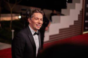 Sean Baker në tapetin e kuq të Festivalit Ndërkombëtar të Filmit i Detit të Kuq në Xhedah, Arabi Saudite
