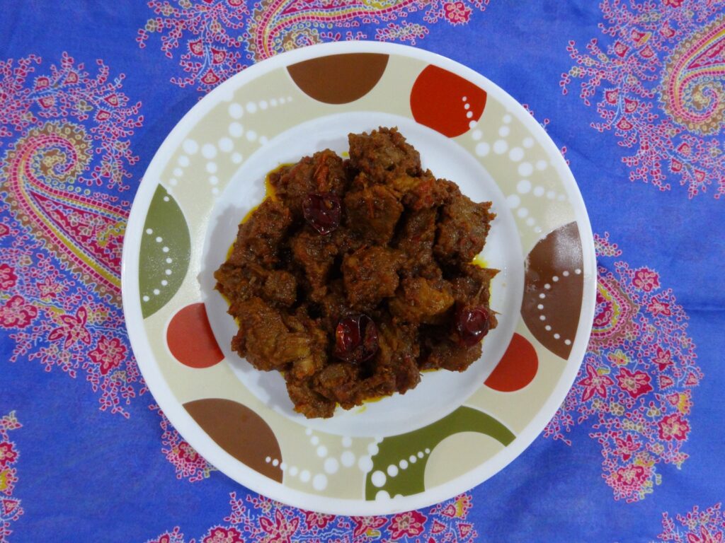 Rendang me mish viçi — gjella indoneziane me qumësht kokosi dhe erëza