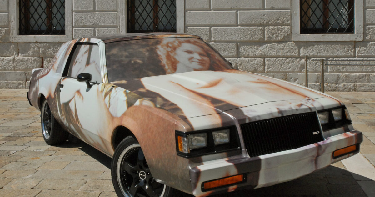 Richard Prince, «Hood» — skulpturë-automobil e ekspozuar në koleksionin Pinault në Venecia.