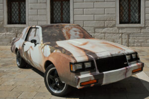 Richard Prince, «Hood» — skulpturë-automobil e ekspozuar në koleksionin Pinault në Venecia.