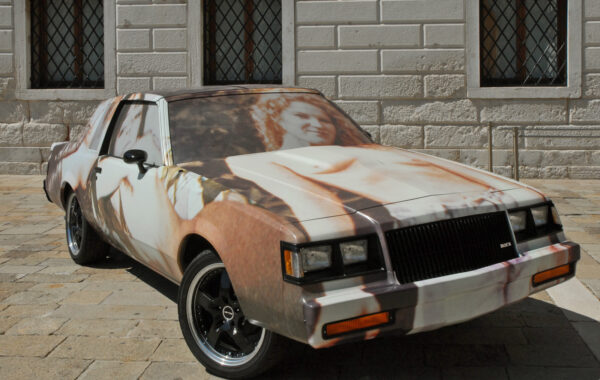 Richard Prince, «Hood» — skulpturë-automobil e ekspozuar në koleksionin Pinault në Venecia.