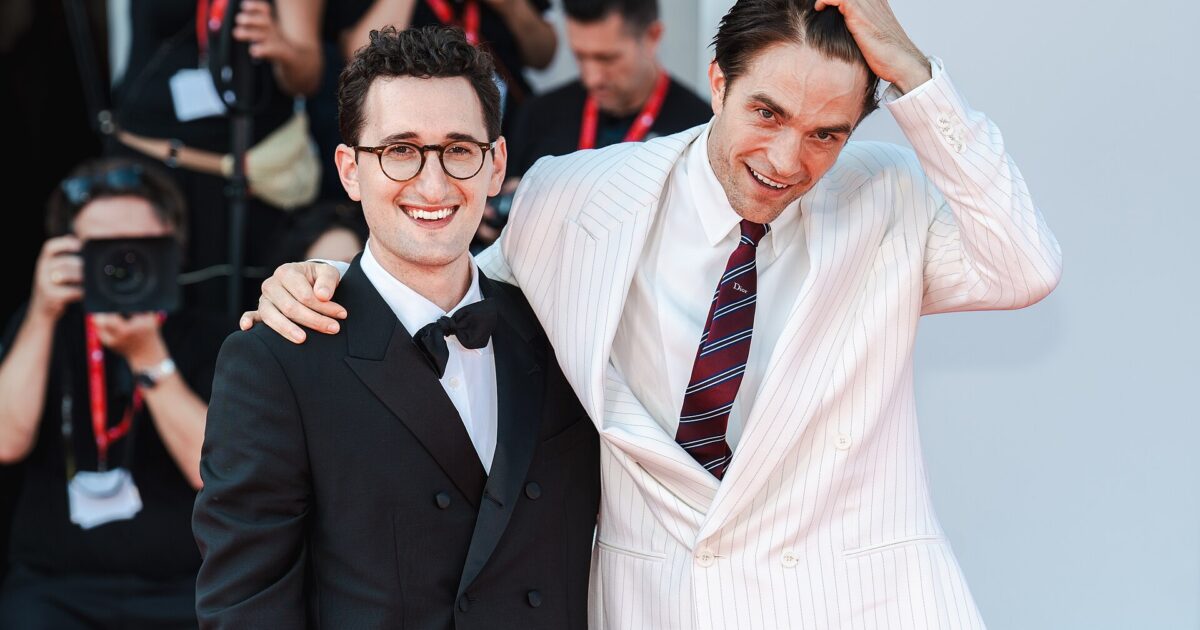 Robert Pattinson dhe regjisori Lance Oppenheim në premierën e Primetime në Festivalin e Venecias