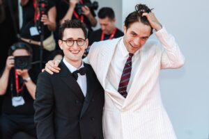 Robert Pattinson dhe regjisori Lance Oppenheim në premierën e Primetime në Festivalin e Venecias