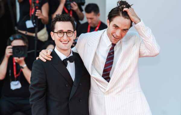 Robert Pattinson dhe regjisori Lance Oppenheim në premierën e Primetime në Festivalin e Venecias