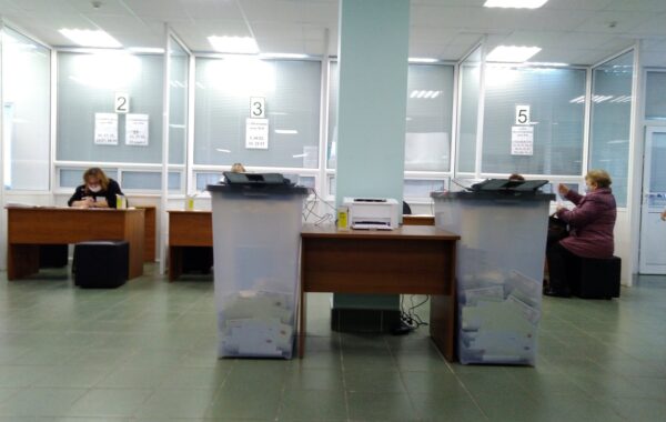 Qendër votimi në Rjazan të Rusisë gjatë zgjedhjeve parlamentare të shtatorit 2021
