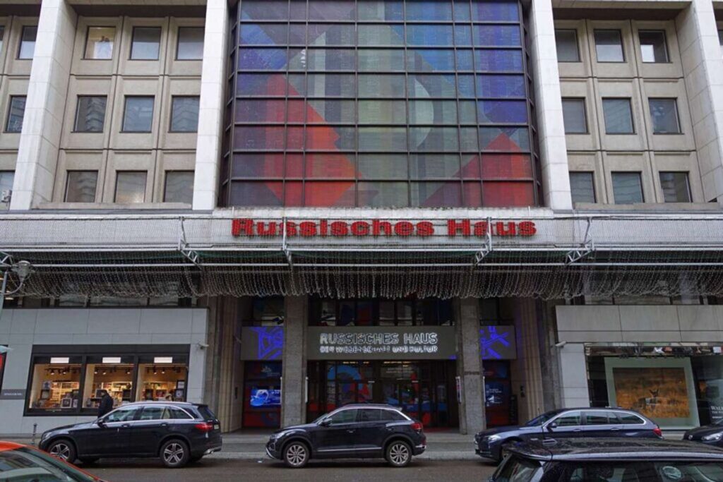 Ukraina u bën thirrje vendeve të mbyllin qendrat  Shtëpia Ruse   akuzon për dezinformim  destabilizim dhe spiunazh