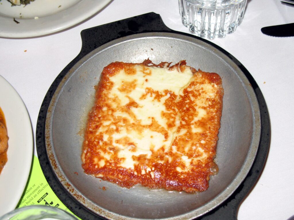 Saganaki greke — djathë i skuqur me limon  mezeja e famshme e tavernave