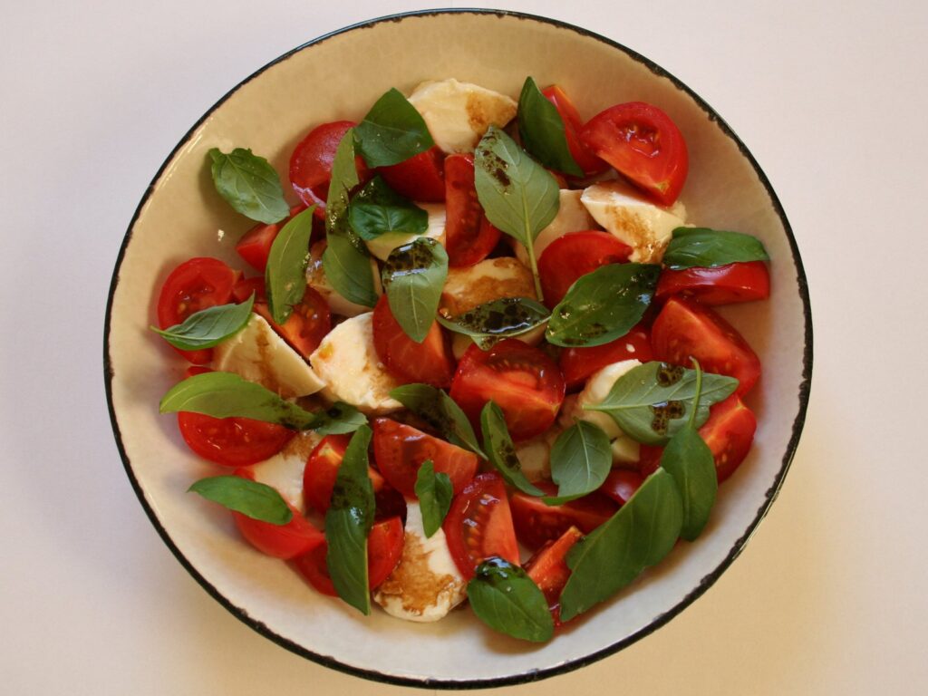Sallatë Caprese — sallata klasike italiane me domate  mozzarella dhe bazilik