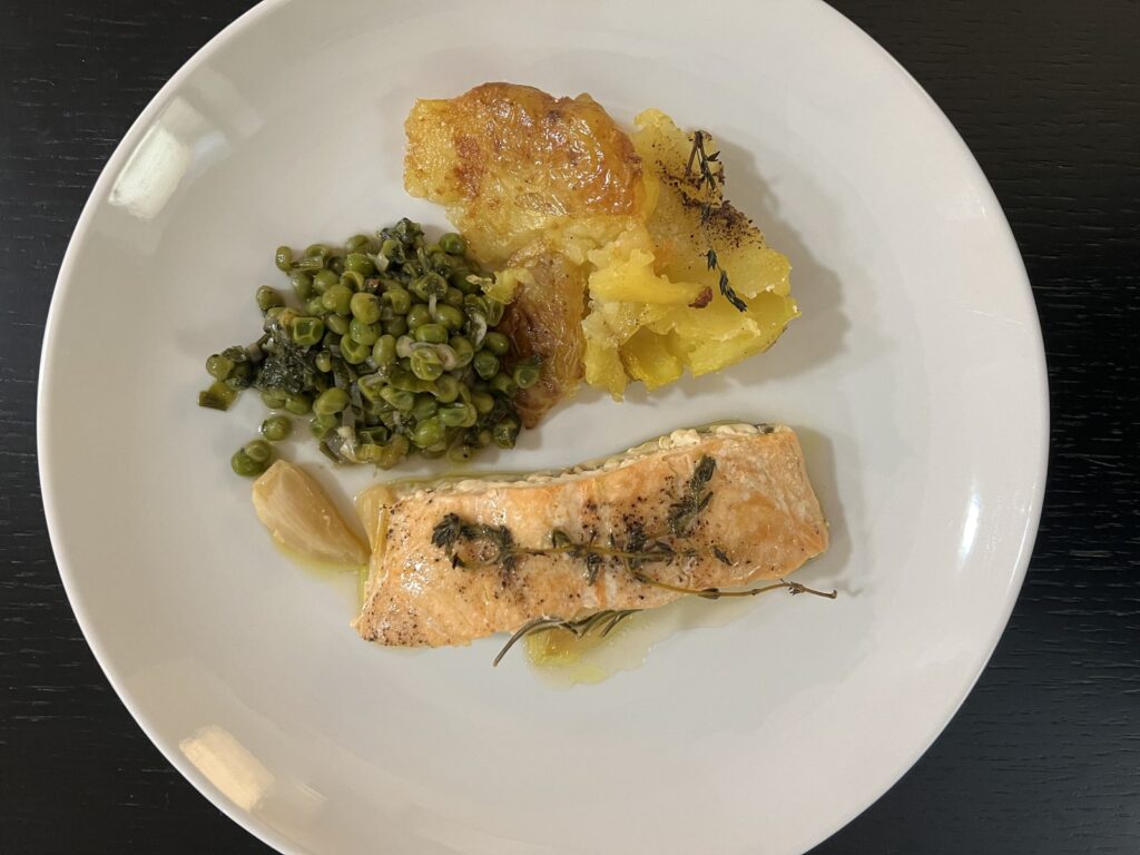 Salmon i pjekur në furrë me hudhër  limon dhe barëra aromatike