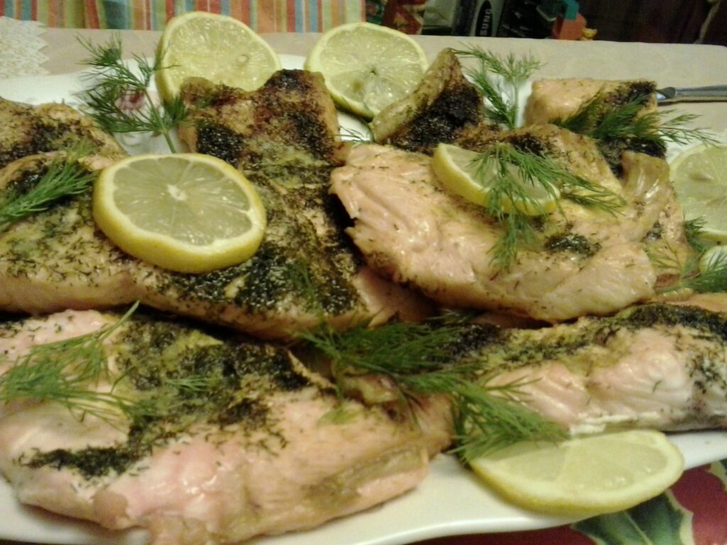 Salmon i pjekur me limon  kopër dhe hudhër — receta e plotë mesdhetare