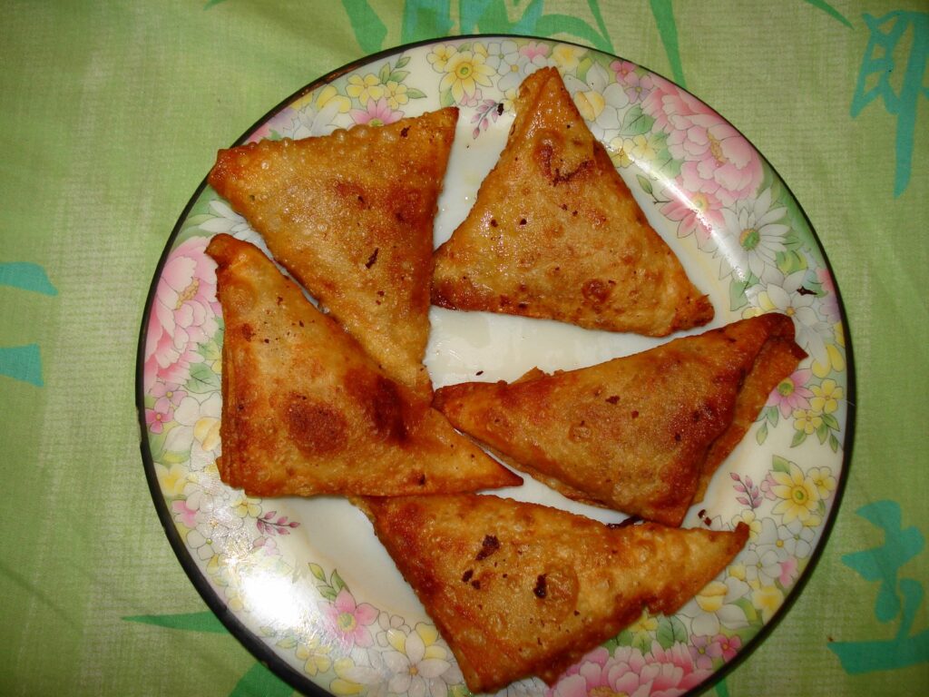 Samosa indiane — trekëndëshat krokantë me patate  bizele dhe erëza