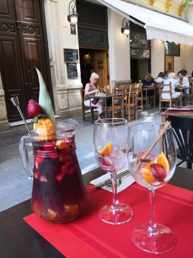 Sangria spanjolle — pija freskuese verore me verë të kuqe dhe fruta