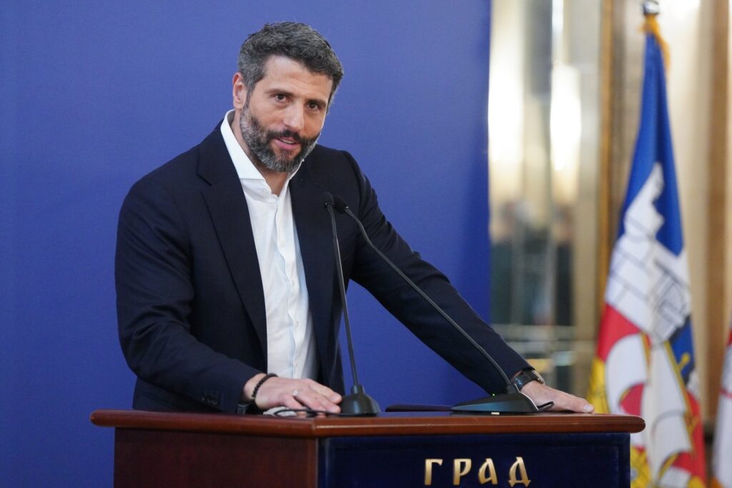 Šapiç reagon pas akuzës për sulm ndaj këshilltares   Nuk e godita  e shtyva për t u mbrojtur nga bashkëshorti i saj 