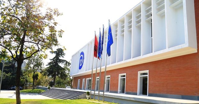 u bllokon pagat gjyqtarëve dhe