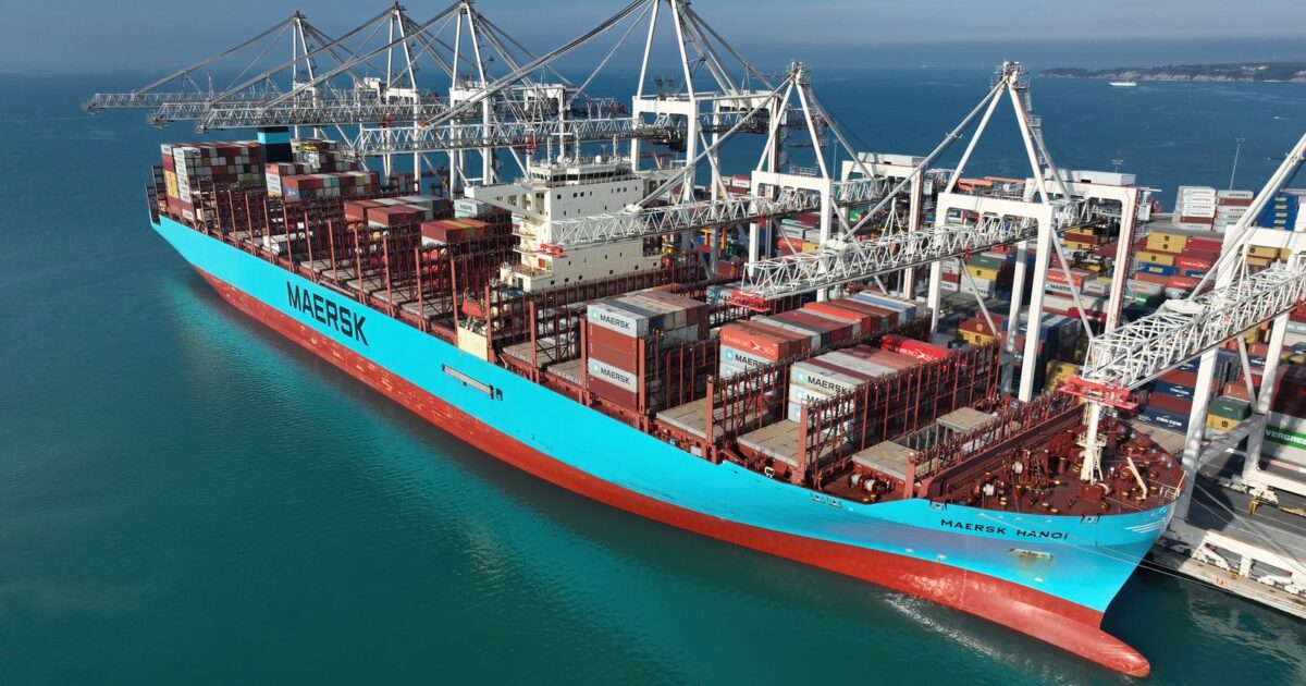 Anija kontejnerike "Maersk Hanoi" në portin e Koprit