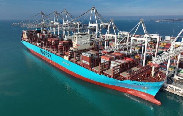 Anija kontejnerike "Maersk Hanoi" në portin e Koprit