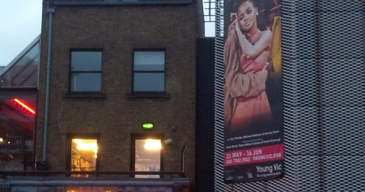 Teatri Young Vic në Southwark të Londrës, ku «Shedinburgh» po zhvillon rezidencën e parë londineze (foto: Jakebrook, CC BY-SA 3.0, Wikimedia Commons)
