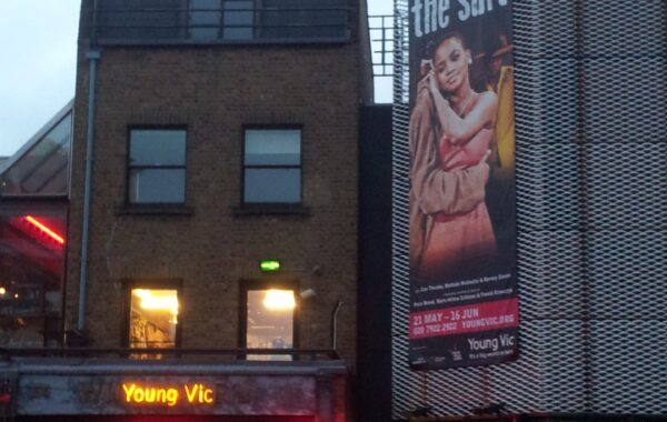 Teatri Young Vic në Southwark të Londrës, ku «Shedinburgh» po zhvillon rezidencën e parë londineze (foto: Jakebrook, CC BY-SA 3.0, Wikimedia Commons)