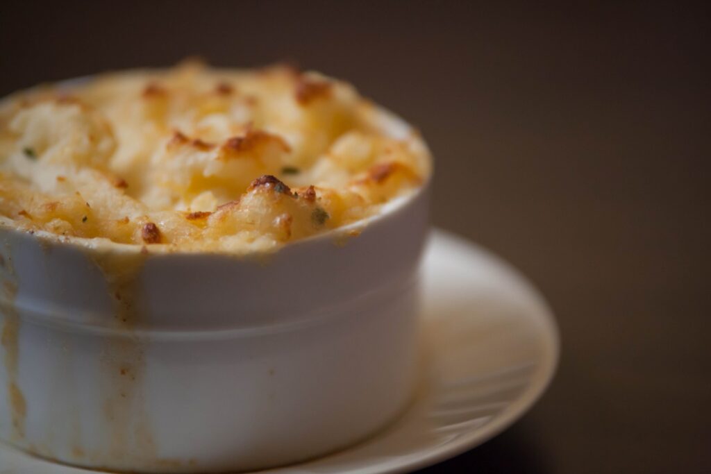 Shepherd s pie angleze — gjella klasike e barinjve britanikë me mish qengji dhe pure patatesh