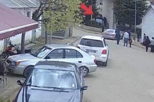 Plagosën me mjete prerëse dy