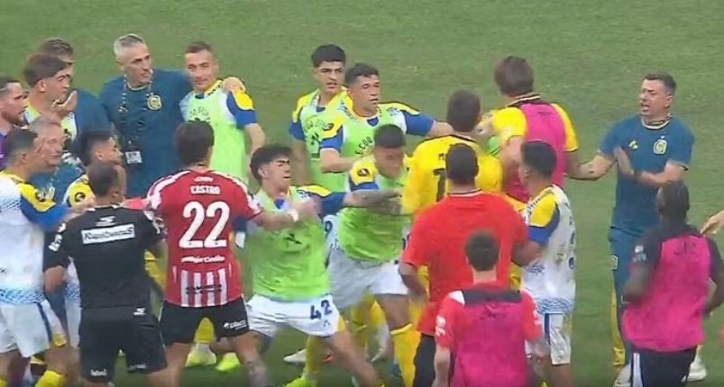 Superkupa e Argjentinës përfundon me një përleshje masive  Veron përplaset me gjyqtarin