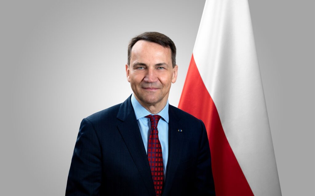 Sikorski në Nju Jork  Polonia nën alarme ajrore pothuajse çdo ditë  premton nominim Nobel për Trump in nëse siguron paqe të drejtë për Ukrainën
