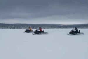Skenë me snowmobile në dëborë nga filmi Snow Predator