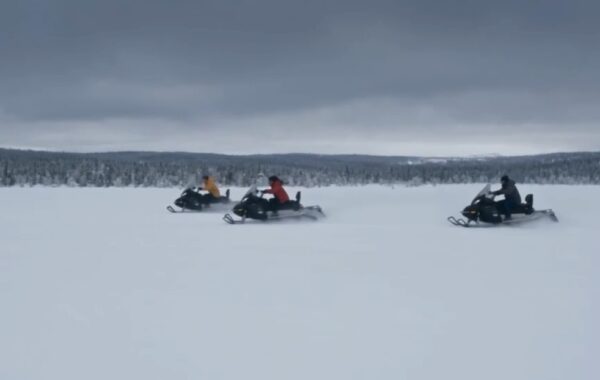 Skenë me snowmobile në dëborë nga filmi Snow Predator
