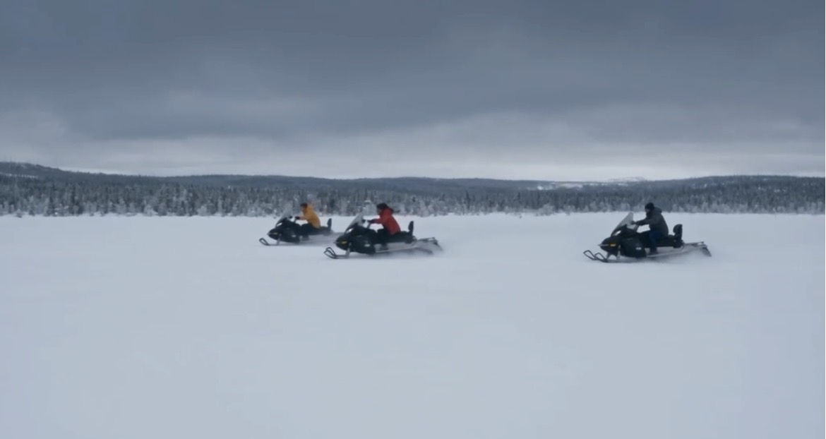 Skenë me snowmobile në dëborë nga filmi Snow Predator