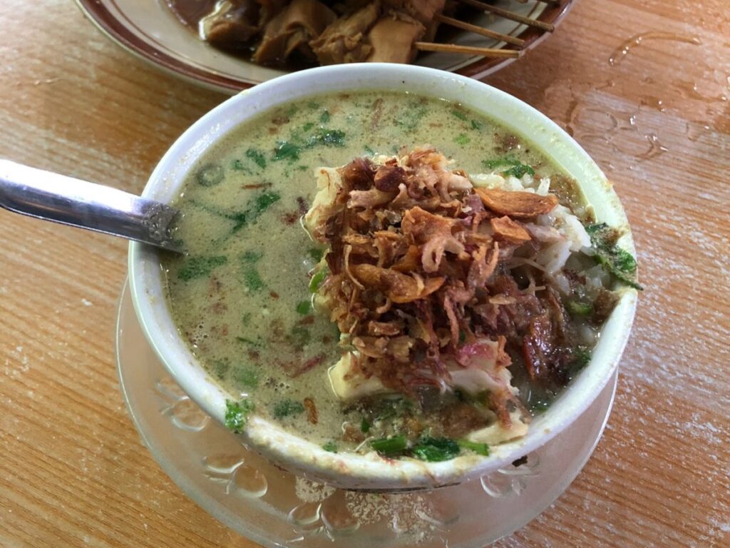 Soto ayam indoneziane — supa aromatike e pulës me petë orizi dhe shafran indie