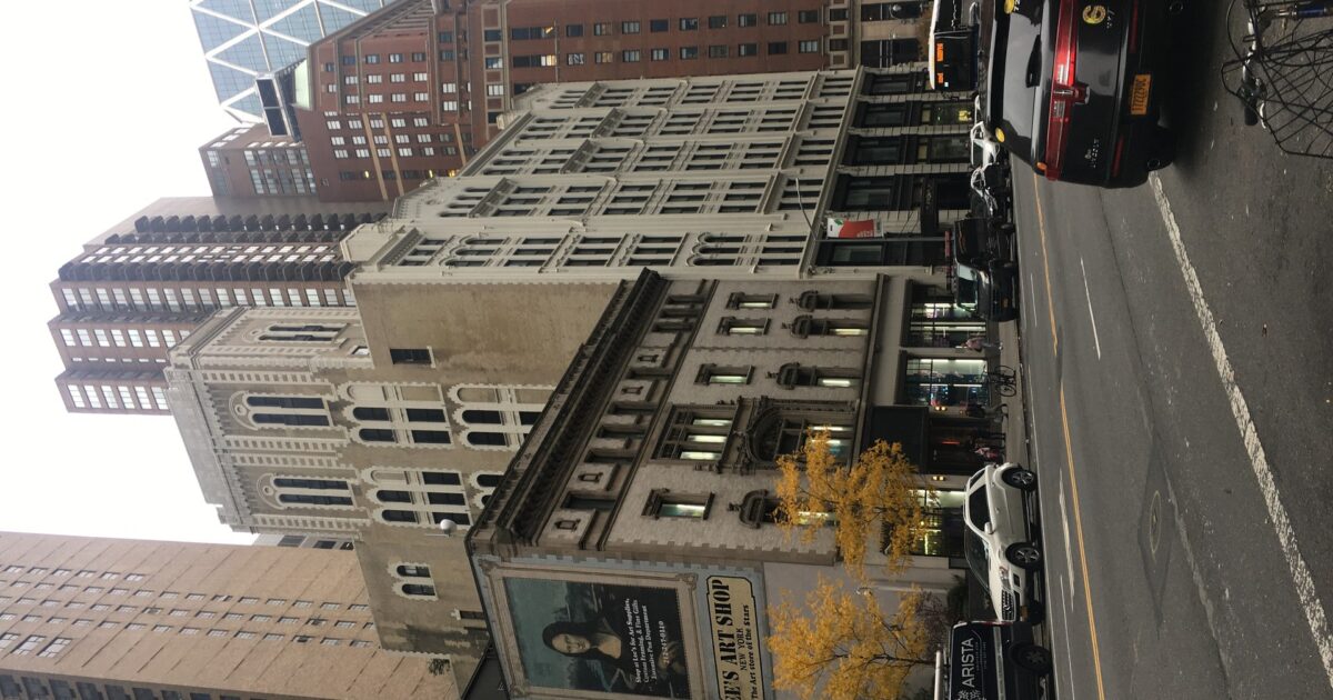 fotoja tregon ndërtesën 218 West 57th Street në New York, vendi i shfaqjes