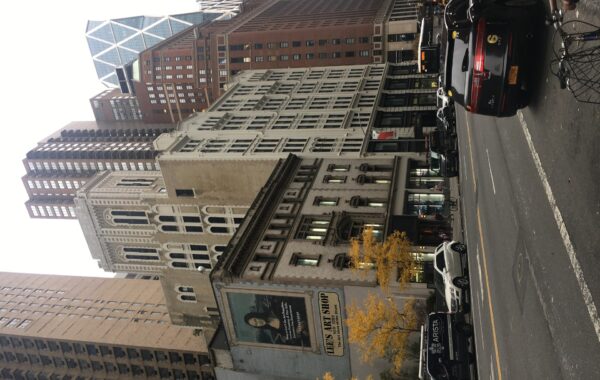 fotoja tregon ndërtesën 218 West 57th Street në New York, vendi i shfaqjes