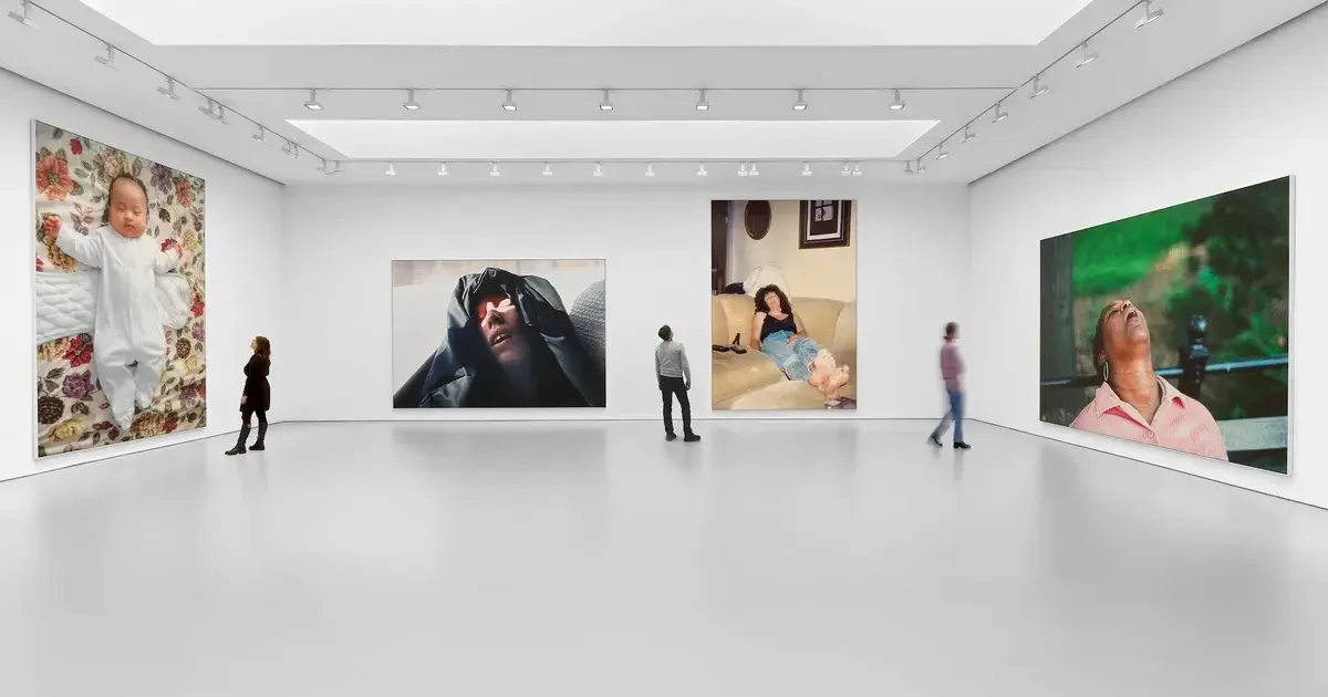 Instalacion me portrete të mëdha të Steven Shearer-it në galeri