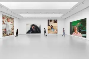 Instalacion me portrete të mëdha të Steven Shearer-it në galeri