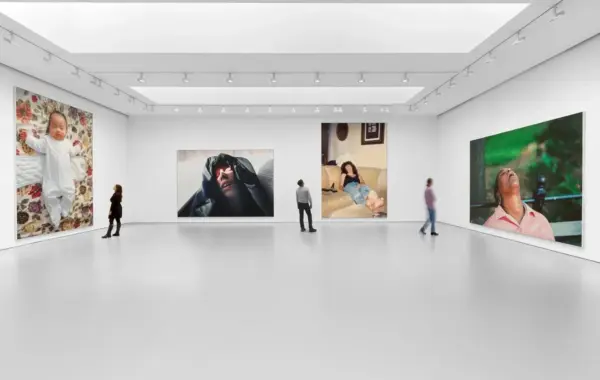 Instalacion me portrete të mëdha të Steven Shearer-it në galeri