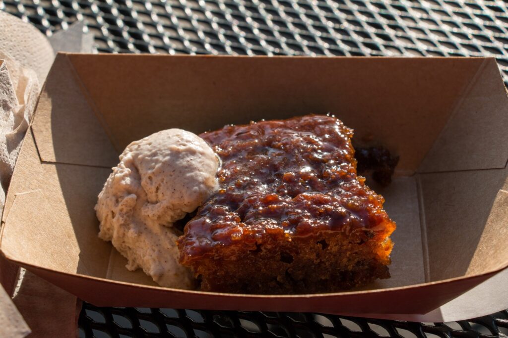 Sticky toffee pudding — ëmbëlsira klasike angleze me karamel të nxehtë