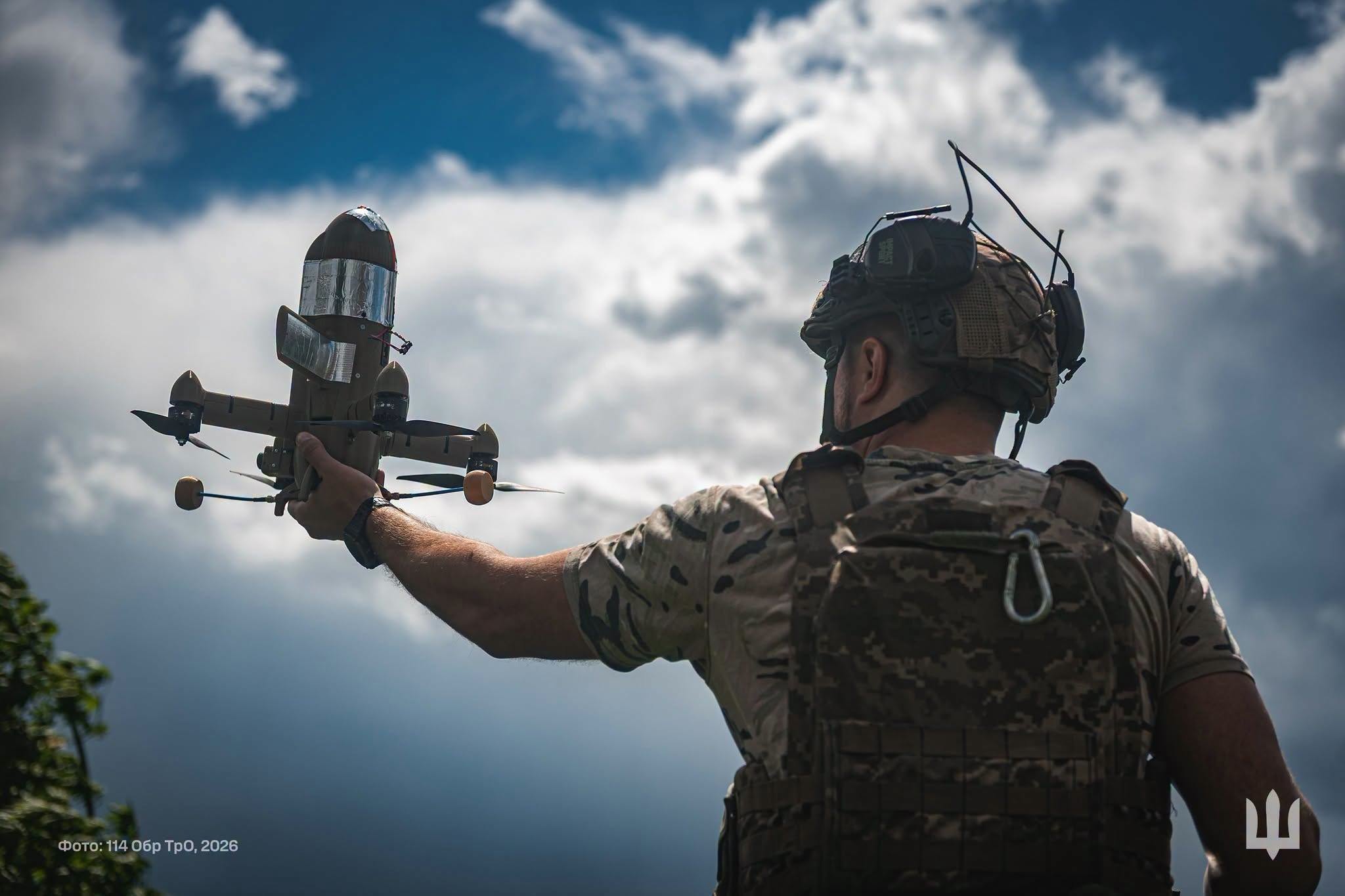 Ushtari ukrainas lëshon dronin-përgjues 'Sting'