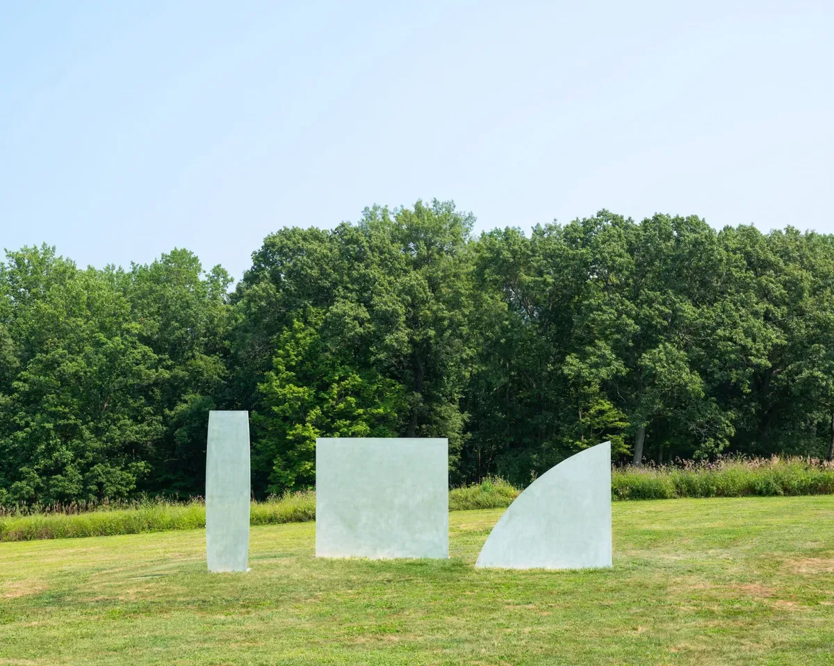 Tri skulptura të Ellsworth Kelly-t në Storm King Art Center