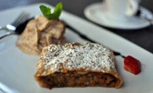 Strudel me mollë — ëmbëlsira klasike austriake me petë të holla