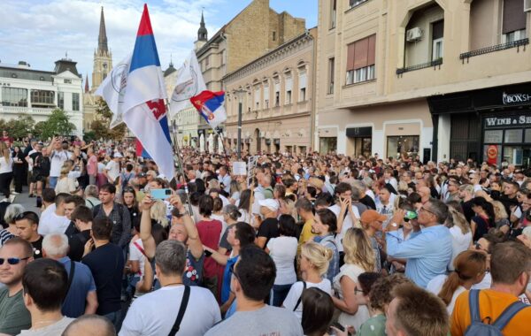 Mbështetës të lëvizjes studentore