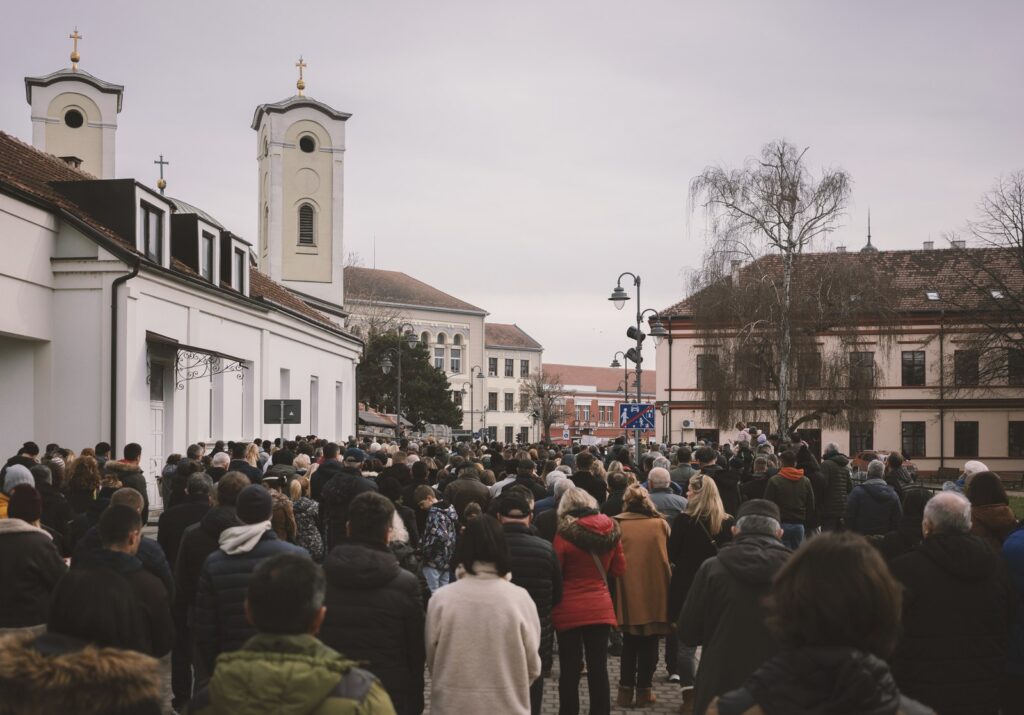 Studentët çiklistë të turit  Ruajtësit e Kushtetutës  priten me ovacione në Suboticë